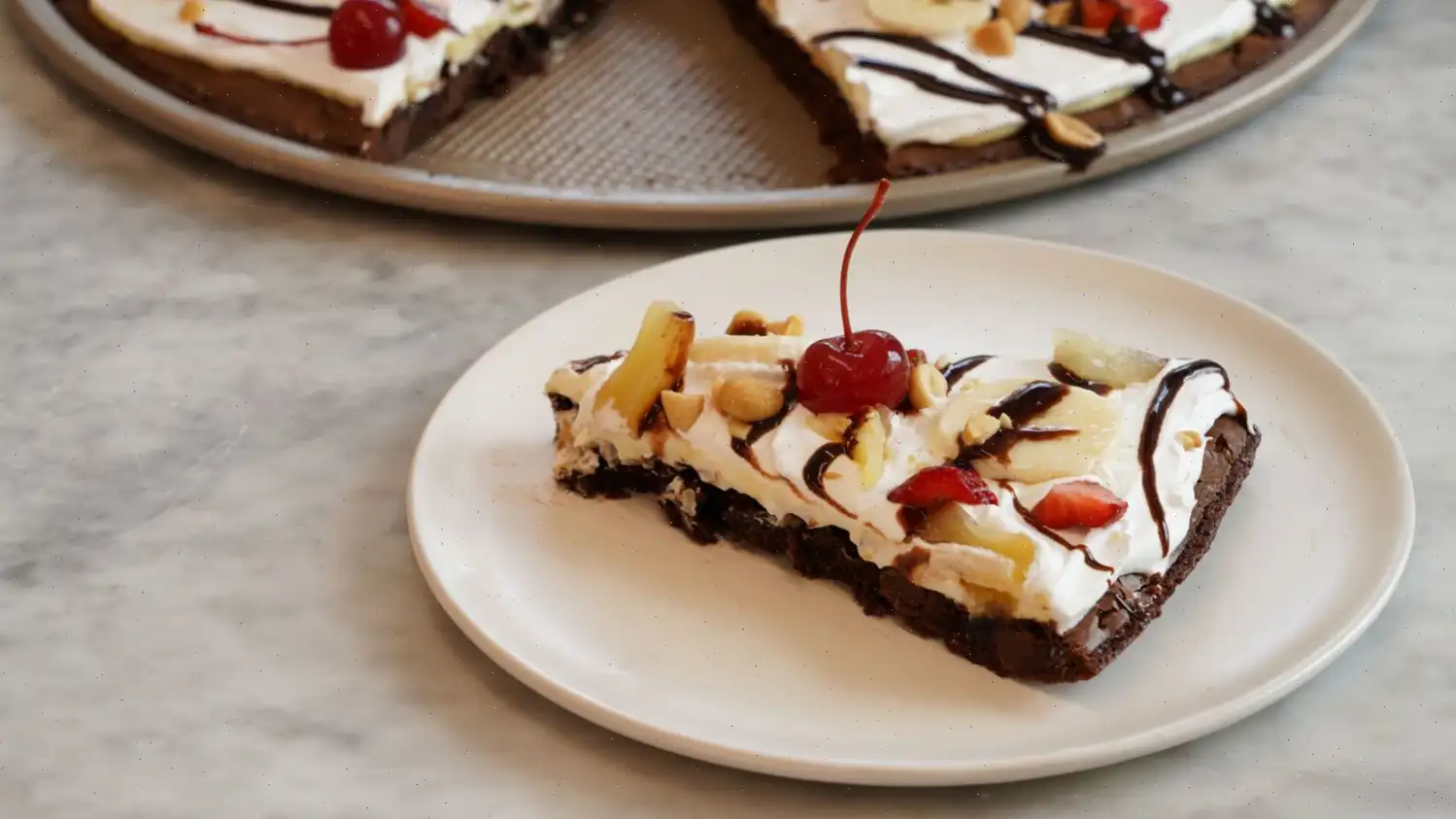 Banana Split-Brownie "Pizza"