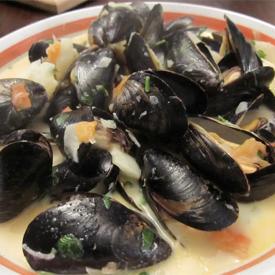 Steamed Mussels with Fennel, Tomatoes, Ouzo, and Cream Recipe