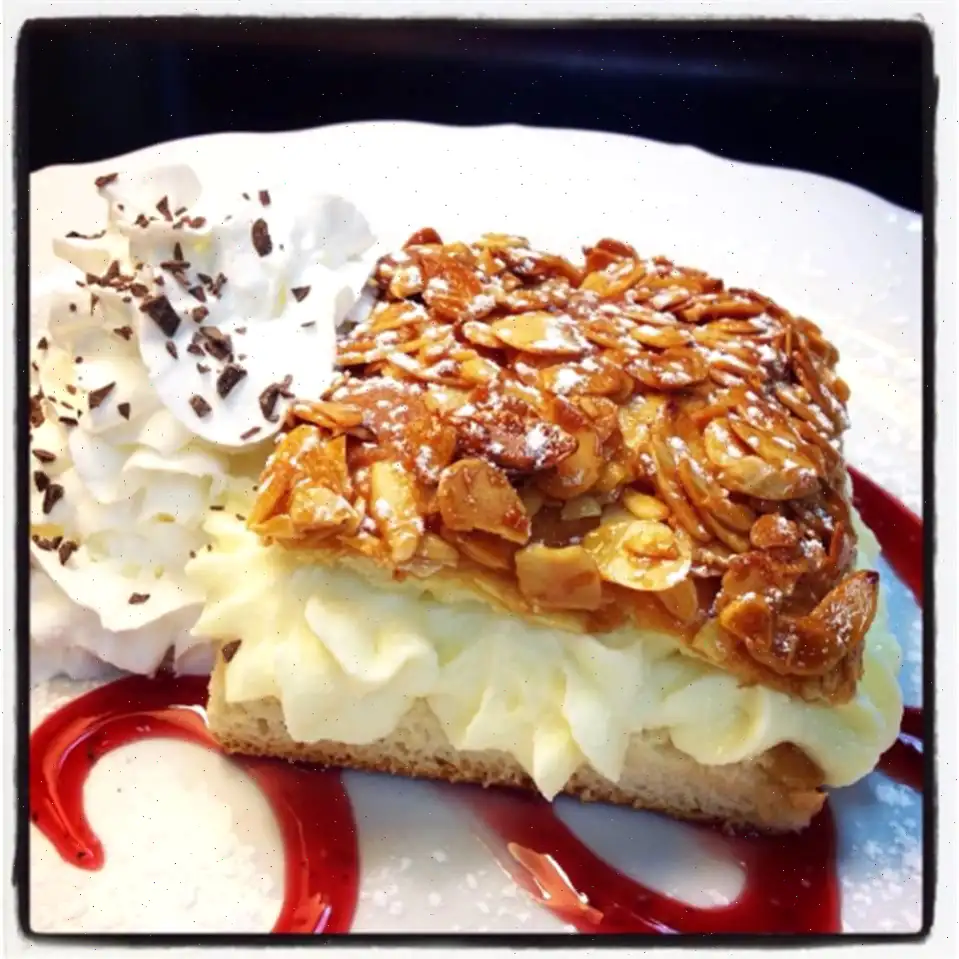 Bee Sting Cake (Bienenstich) Recipe