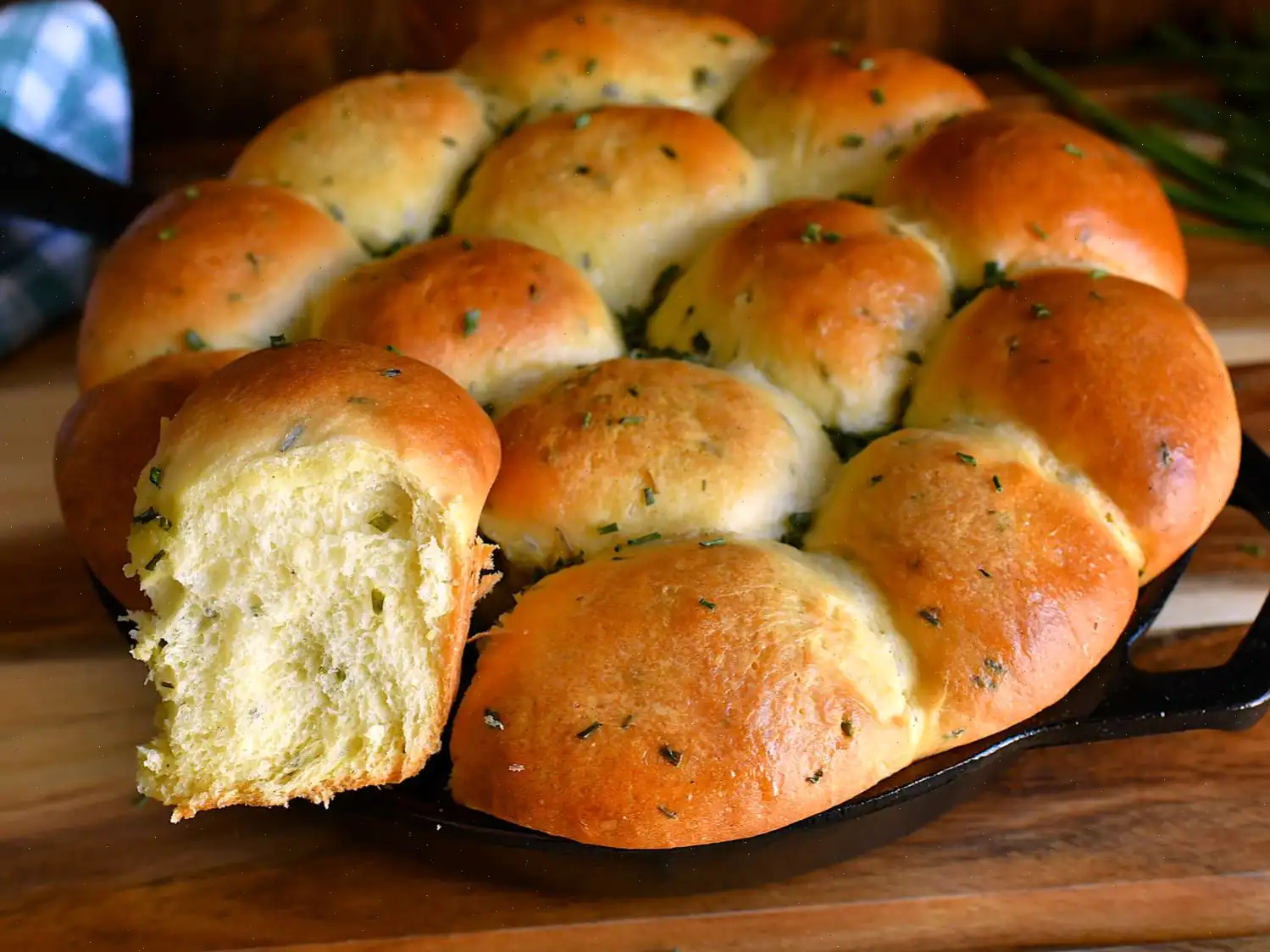 Sour Cream and Chive Skillet Dinner Rolls Recipe