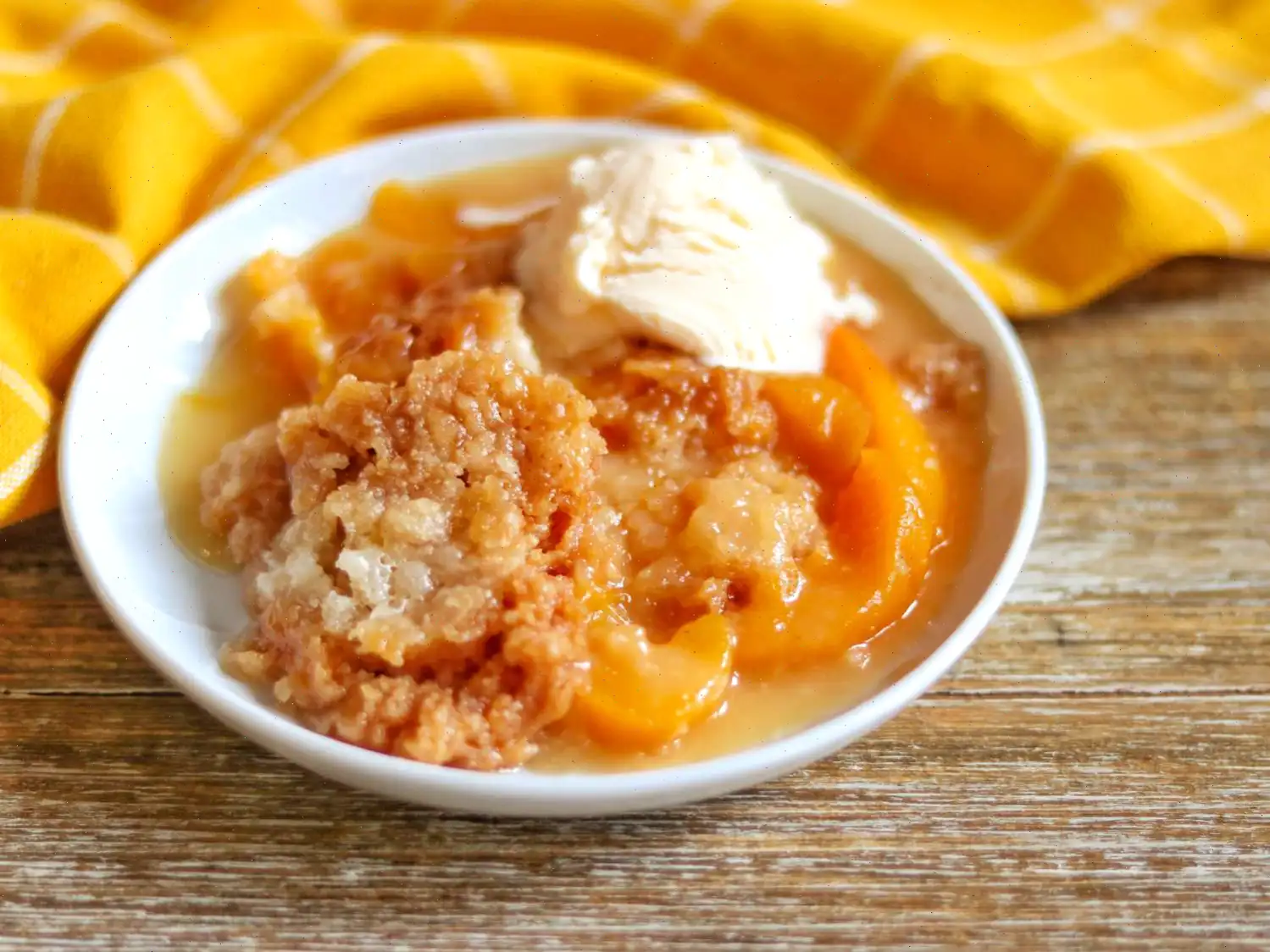 4-Ingredient Slow Cooker Peach Cobbler Recipe