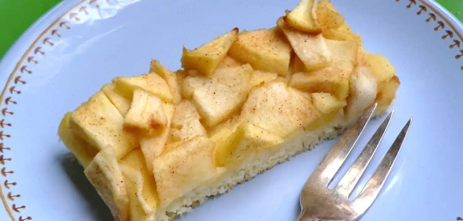 Easy German Apple Sheet Cake Recipe