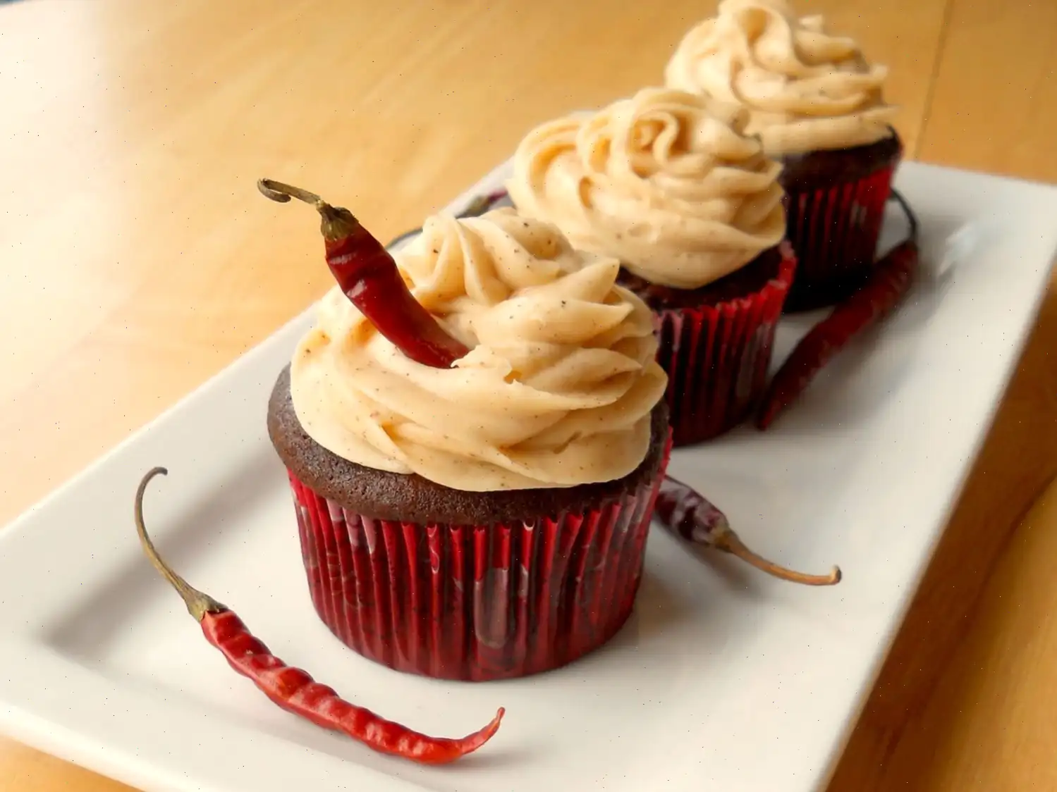 Receta de cupcakes de chocolate con chile y glaseado de queso crema picante